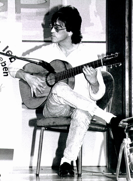 Gitarrist Wolfgang Gerhard, alte Aufnahme in schwarz-weiß.