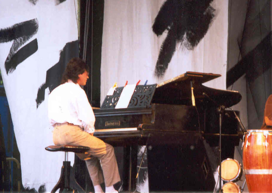 Musiker Wolfgang Gerhard am Klavier